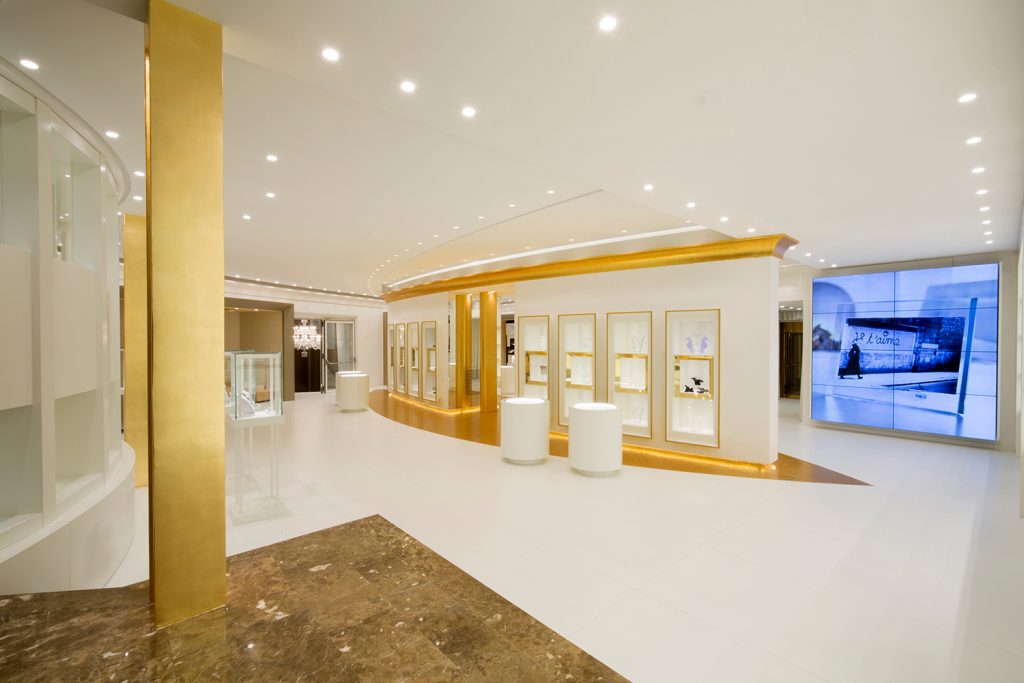 Multibrand di Catania, in Corso Italia 268. Il bianco e l’oro del mosaico dominano la scena degli oltre 1.000 metri quadri del negozio e si armonizzano egregiamente con le trasparenze dei vetri e con la morbidezza degli arredi