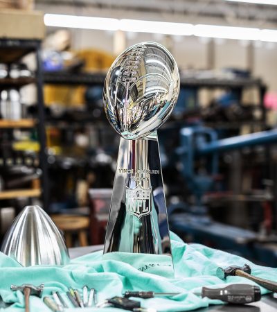Tiffany & Co. presenta il Vince Lombardi Trophy per il Super Bowl® LVI