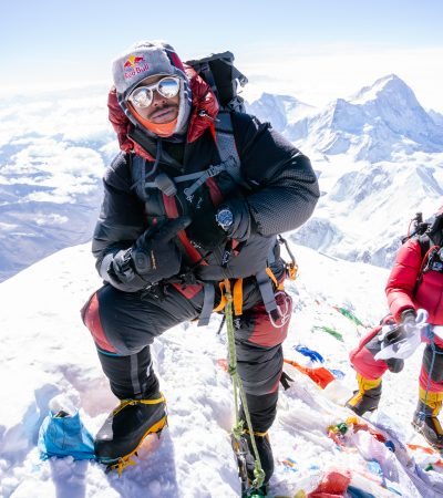 Nimsdai Purja stabilisce due nuovi record mondiali conquistando l’Everest