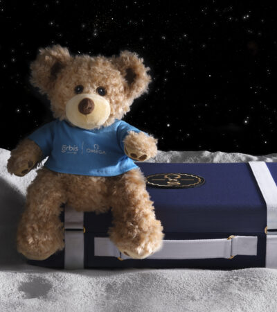 OMEGA sostiene Orbis mettendo all’asta presso Sotheby’s un set di 11 valigie MoonSwatch Moonshine Gold